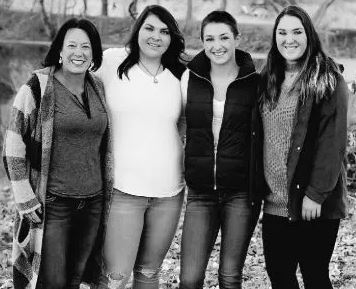 August Anna Brooks with her sisters Taylor Mayne Pearl Brooks and Allie Colleen Brooks and mother Sandy Mahl